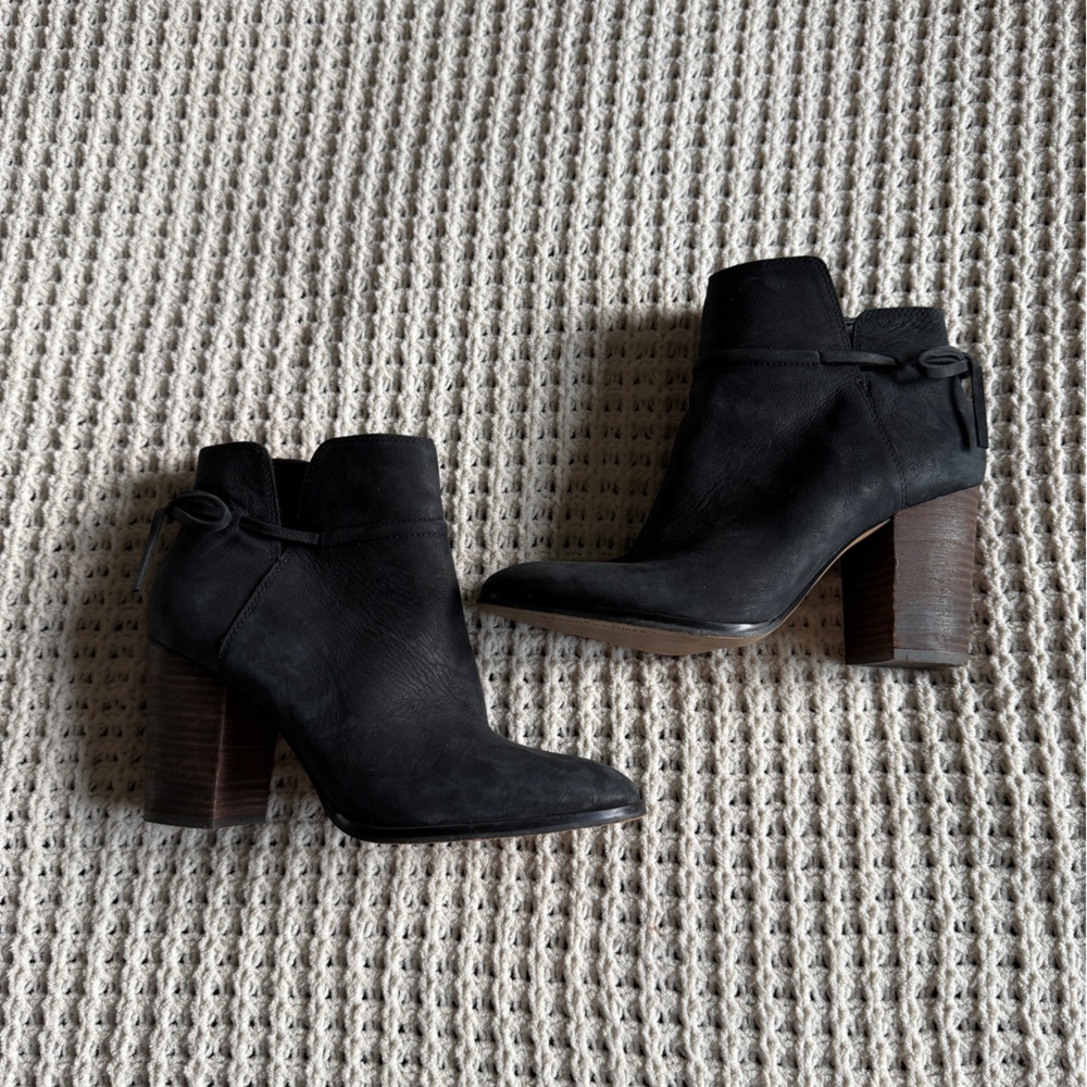 Gibson Latimer Black Leather Block Heel Ankle Boot with Bow size 9